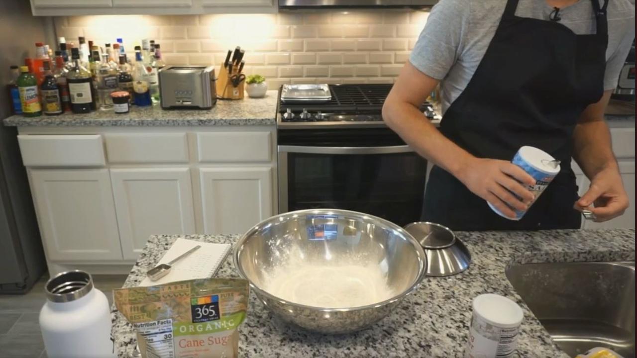 Ein Screenshot der Livesendung zeigt die Küche des Gamers Giantwaffle. Er rührt gerade Teig an. Vermutlich für eine Waffel. Ein Screenshot der Livesendung zeigt die Küche des Gamers Giantwaffle. Er rührt gerade Teig an. Vermutlich für eine Waffel.