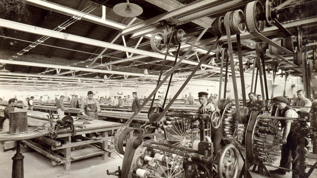 Historische Aufnahme: Arbeiter im Maschinenraum der Phoenix AG im Jahr 1912 Historische Aufnahme: Arbeiter im Maschinenraum der Phoenix AG im Jahr 1912
