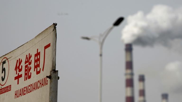 Qualm kommt aus den Schornsteinen eines Kohlekraftwerks in Dezhou in der ostchinesischen Provinz Shandong. Qualm kommt aus den Schornsteinen eines Kohlekraftwerks in Dezhou in der ostchinesischen Provinz Shandong.