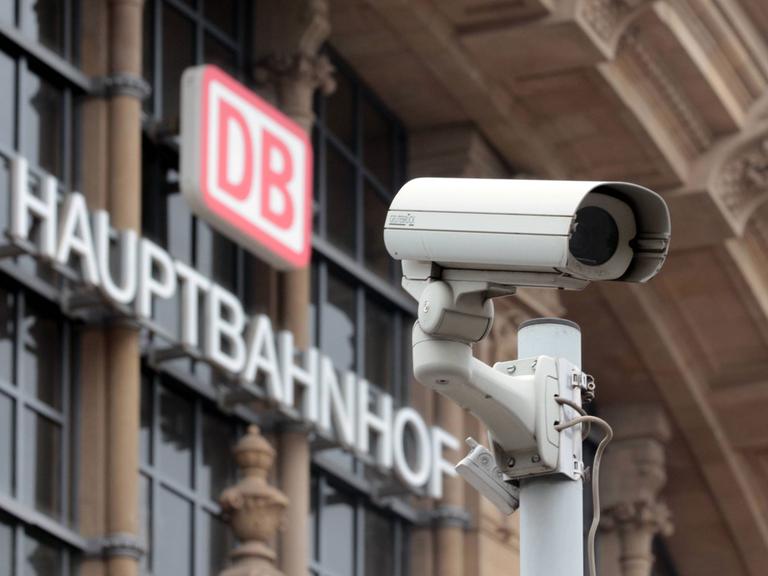 Eine Überwachungskamera steht auf dem Bahnhofsplatz vor dem Hauptbahnhof Frankfurt am Main