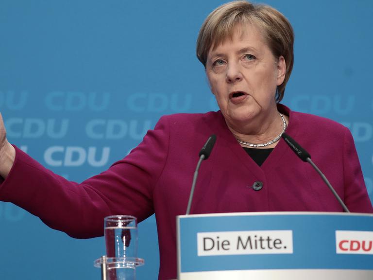 Angela Merkel, Bundeskanzlerin und CDU-Vorsitzende, äußert sich bei einer Pressekonferenz mit dem Ministerpräsidenten von Hessen, Bouffier, im Konrad-Adenauer-Haus nach den Gremiensitzungen der Partei zum Ausgang der Landtagswahl in Hessen.