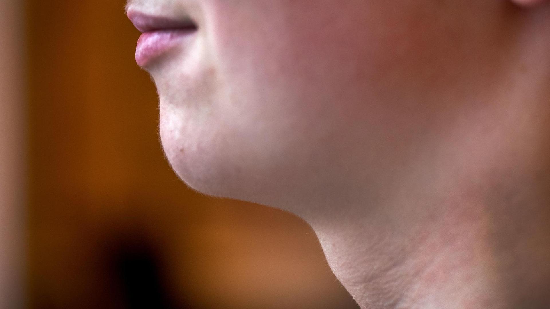 Mund und der Kehlkopf eines zwölfjährigen Jungen