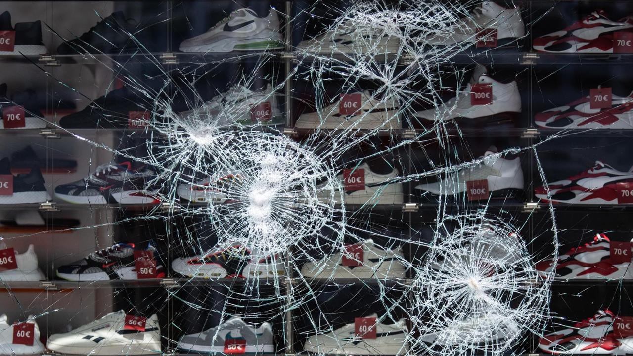 Ein beschädigtes Schaufenster eines Bekleidungsgeschäfts nach den schweren Ausschreitungen in Stuttgart.