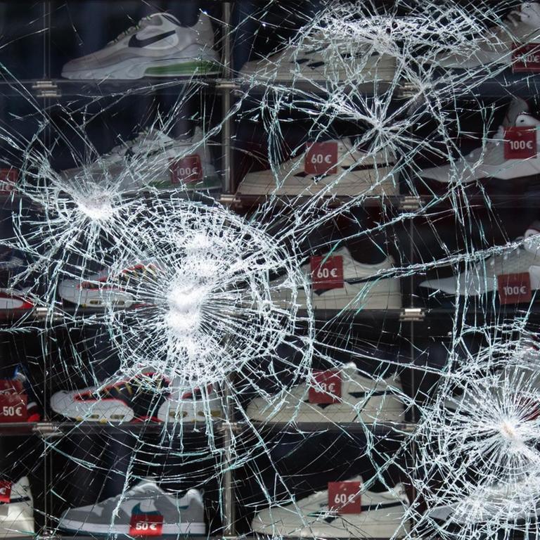 Ein beschädigtes Schaufenster eines Bekleidungsgeschäfts nach den schweren Ausschreitungen in Stuttgart.