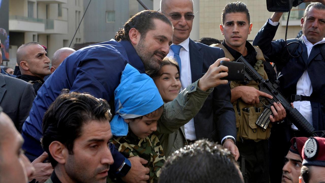 Der libanesische Ministerpräsident Saad Hariri macht ein Selfi mit einer Anhängerin Der libanesische Ministerpräsident Saad Hariri macht ein Selfi mit einer Anhängerin