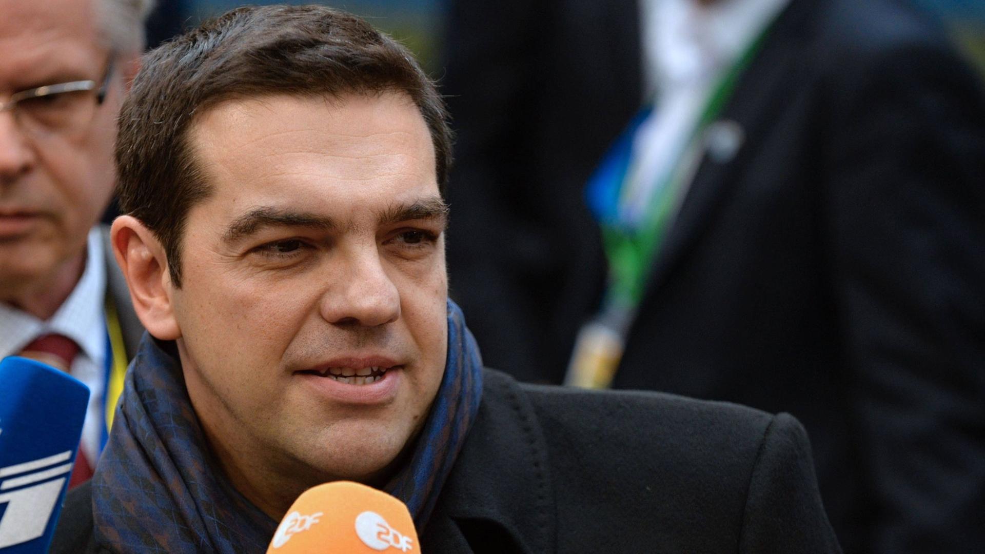 Der griechische Regierungs-Chef Tsipras fordert von Deutschland Geld. Der griechische Regierungs-Chef Tsipras fordert von Deutschland Geld.
