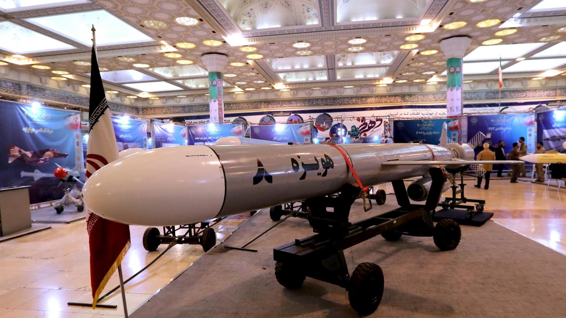 Irans neue Mittelstrekcenrakete "Hoveizeh" steht zur Ausstellung in einem Gebäude in Teheran. Irans neue Mittelstrekcenrakete "Hoveizeh" steht zur Ausstellung in einem Gebäude in Teheran.