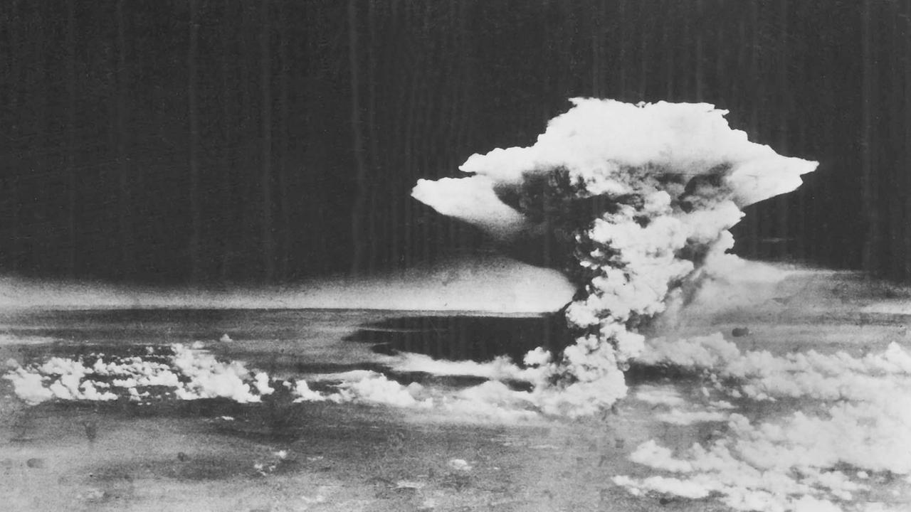 Eine Luftaufnahme (schwarz-weiß) vom 6. August 1945 zeigt einen Atompilz über Hiroshima. Eine Luftaufnahme (schwarz-weiß) vom 6. August 1945 zeigt einen Atompilz über Hiroshima.