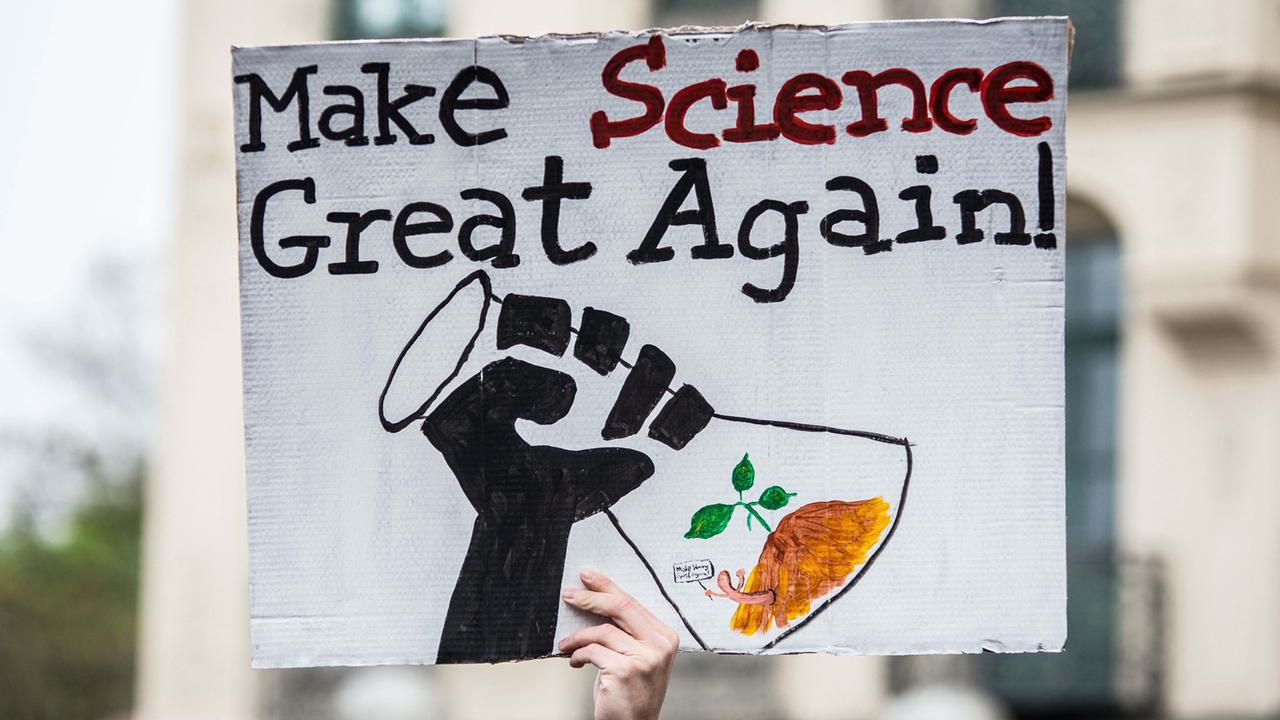 Plakat mit der Aufschrift "Make Science great again" auf dem March for Science, einer Demonstration für die Wissenschaft im April 2017 in über 500 Städten - hier in München.