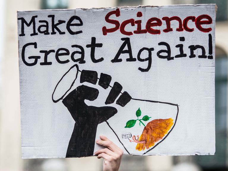 Plakat mit der Aufschrift "Make Science great again" auf dem March for Science, einer Demonstration für die Wissenschaft im April 2017 in über 500 Städten - hier in München.
