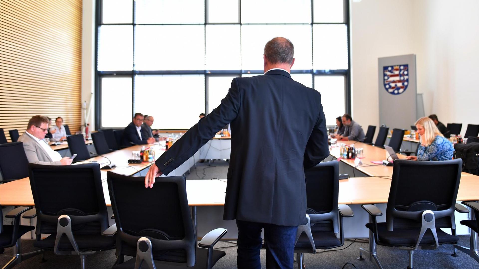 Ein Zeuge steht zu Beginn der Sitzung des zweiten NSU-Untersuchungsausschusses im Thüringer Landtag. Ein Zeuge steht zu Beginn der Sitzung des zweiten NSU-Untersuchungsausschusses im Thüringer Landtag.