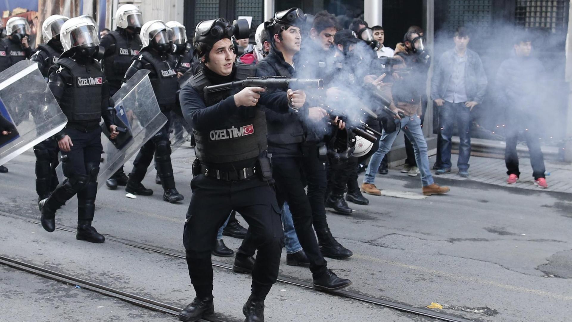 Türkische Polizisten während einer Demonstration, die sich gegen die Militär-Operation der türkischen Armee richtet Türkische Polizisten während einer Demonstration, die sich gegen die Militär-Operation der türkischen Armee richtet