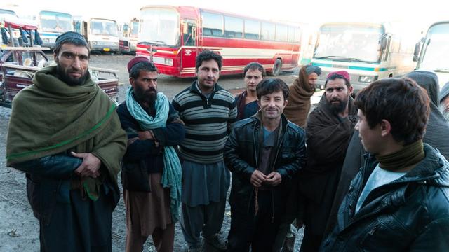 Junge Männer wollen vom Busbahnhof in Kabul aus ihre Flucht nach Europa beginnen.