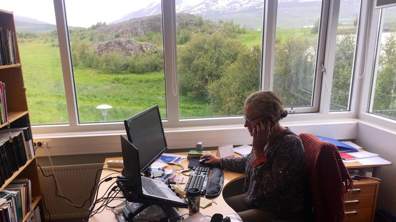 Gudrun Gunnarsdottir vom Institut für Touristik in Akureyri in ihrem Büro 