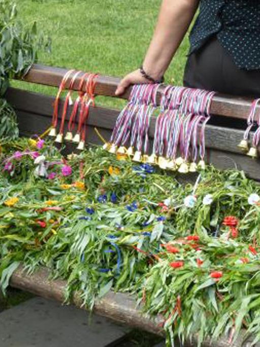 In Serbien feiern die Gläubigen vor dem orthodoxen Osterfest "Vrbica", die Auferstehung von Lazarus - vor allem die Kinder schmücken sich dazu mit Blumen und grünen Zweigen.