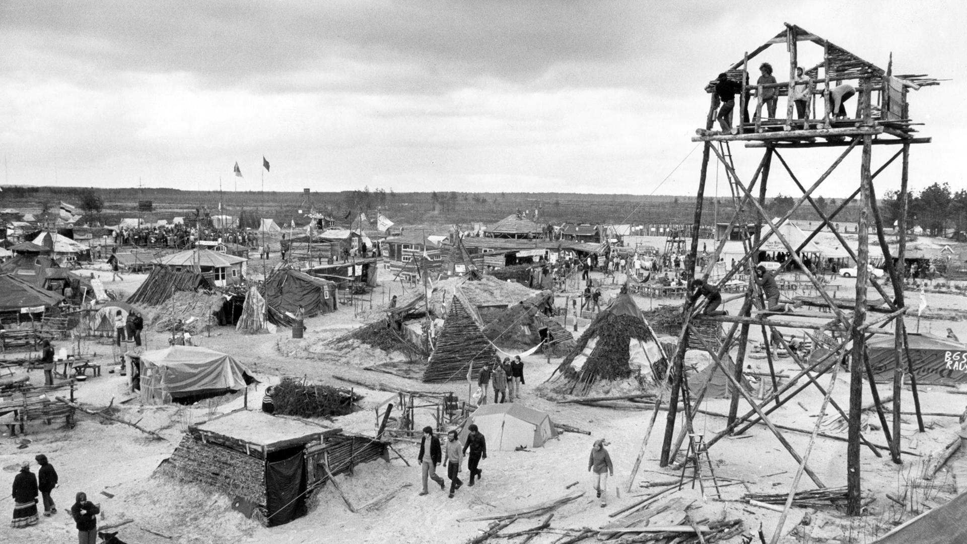Blick über das Hüttendorf "Freie Republik Wendland" im Mai 1980. Auf dem von Atomkraftgegnern besetzten Gelände bei Gorleben in Niedersachsen sollten später Probebohrungen zum Erkunden und Lagern von Atommüll beginnen. Das Hüttendorf wurde im Sommer desselben Jahres schließlich gewaltsam geräumt. Blick über das Hüttendorf "Freie Republik Wendland" im Mai 1980. Auf dem von Atomkraftgegnern besetzten Gelände bei Gorleben in Niedersachsen sollten später Probebohrungen zum Erkunden und Lagern von Atommüll beginnen. Das Hüttendorf wurde im Sommer desselben Jahres schließlich gewaltsam geräumt.