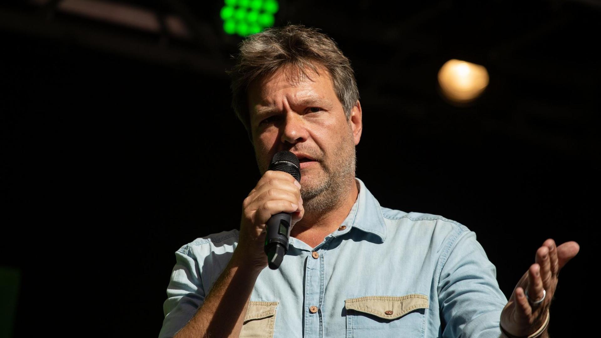 Der Ko-Bundesvorsitzende der Grünen, Robert Habeck, bei einer Rede während des Wahlkampfs in Bayern Der Ko-Bundesvorsitzende der Grünen, Robert Habeck, bei einer Rede während des Wahlkampfs in Bayern