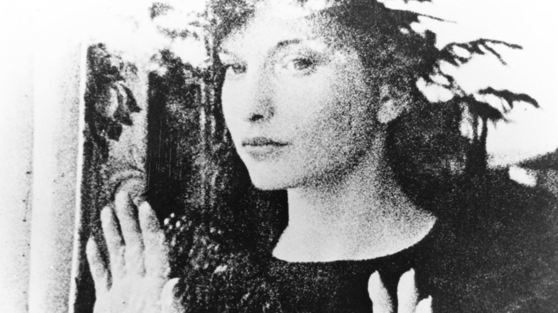 Die Schauspielerin Maya Deren steht in dem US-amerikanischen Avantgardefilm Meshes of the Afternoon an einem Fenster. Die Schauspielerin Maya Deren steht in dem US-amerikanischen Avantgardefilm Meshes of the Afternoon an einem Fenster.