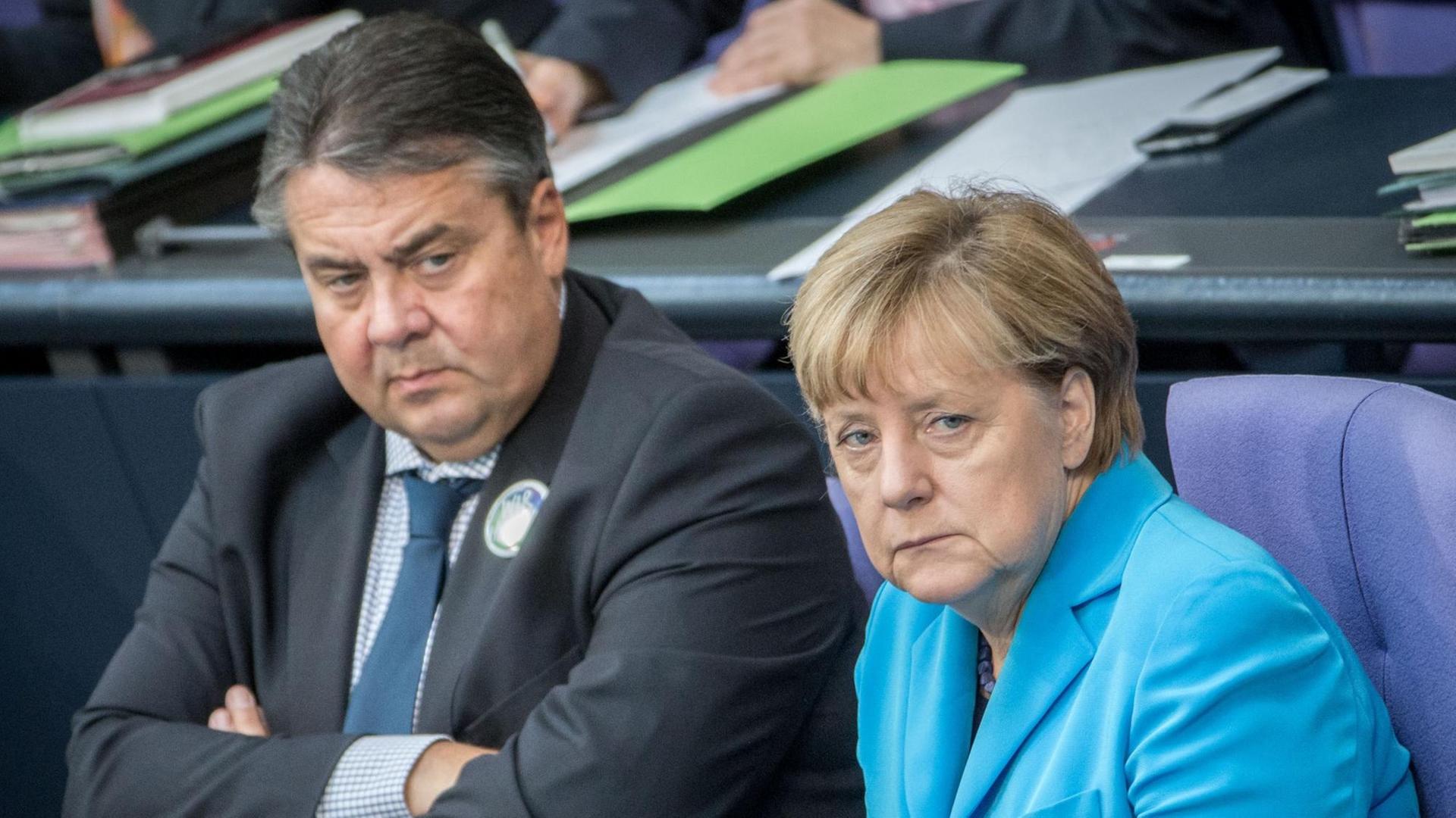 Bundeskanzlerin Angela Merkel (CDU) und Vizekanzler Sigmar Gabriel (SPD) im Bundestag. Bundeskanzlerin Angela Merkel (CDU) und Vizekanzler Sigmar Gabriel (SPD) im Bundestag.
