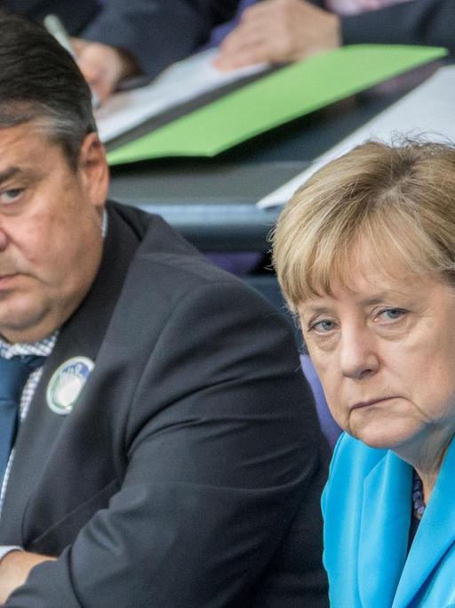 Bundeskanzlerin Angela Merkel (CDU) und Vizekanzler Sigmar Gabriel (SPD) im Bundestag.