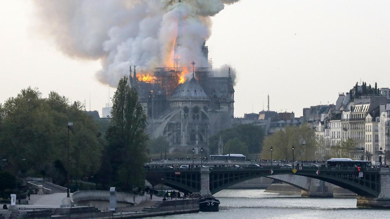 Feuer und Rauch über der Kathedrale Notre-Dame in Paris