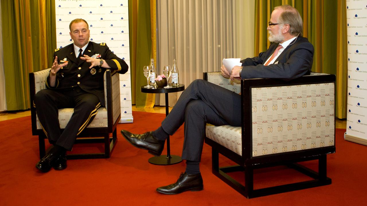Lieutenant General Ben Hodges im Gespräch mit Burkhard Birke, aufgenommen im Regent Hotel Berlin bei "Tacheles - das Aspen Forum" am 3.2.2015 Lieutenant General Ben Hodges im Gespräch mit Burkhard Birke, aufgenommen im Regent Hotel Berlin bei "Tacheles - das Aspen Forum" am 3.2.2015