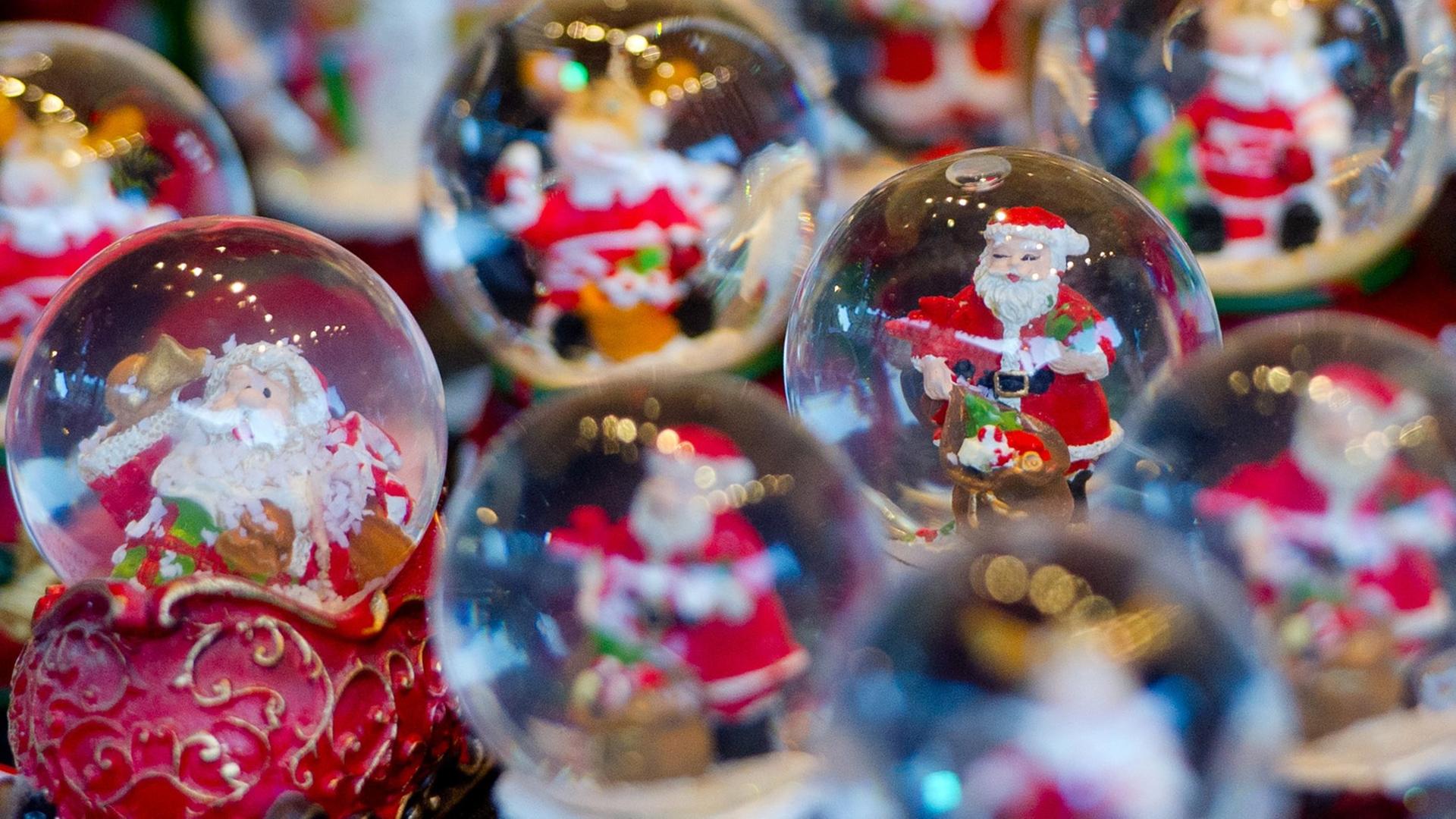 Weihnachtliche Schneekugeln Weihnachtliche Schneekugeln