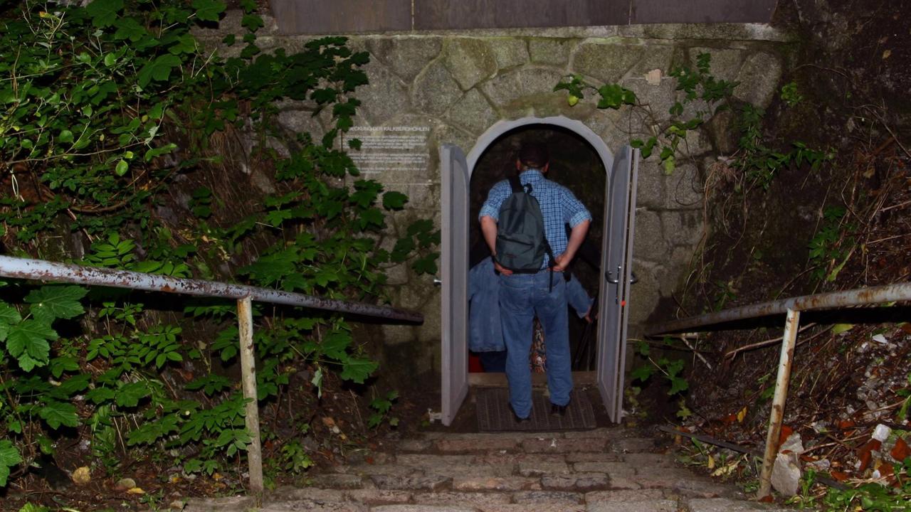 Besucher am Eingang zu den Kalkberghöhlen in Bad Segeberg
