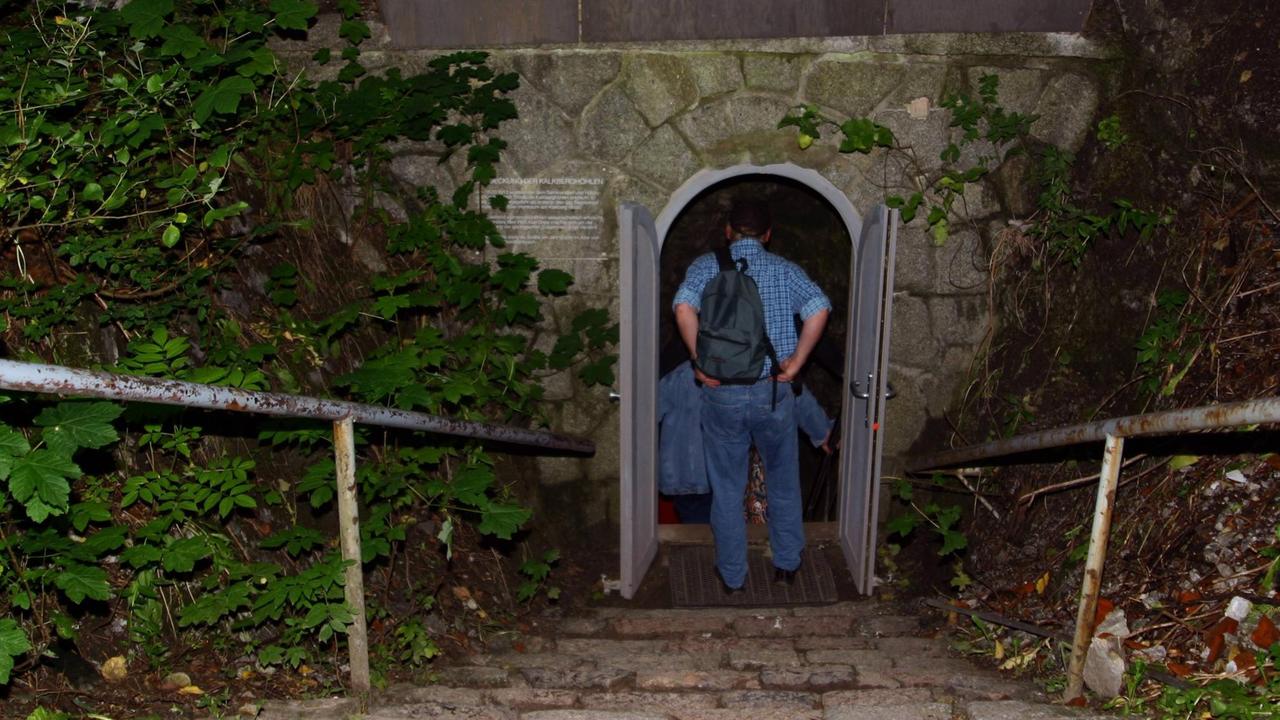 Besucher am Eingang zu den Kalkberghöhlen in Bad Segeberg Besucher am Eingang zu den Kalkberghöhlen in Bad Segeberg