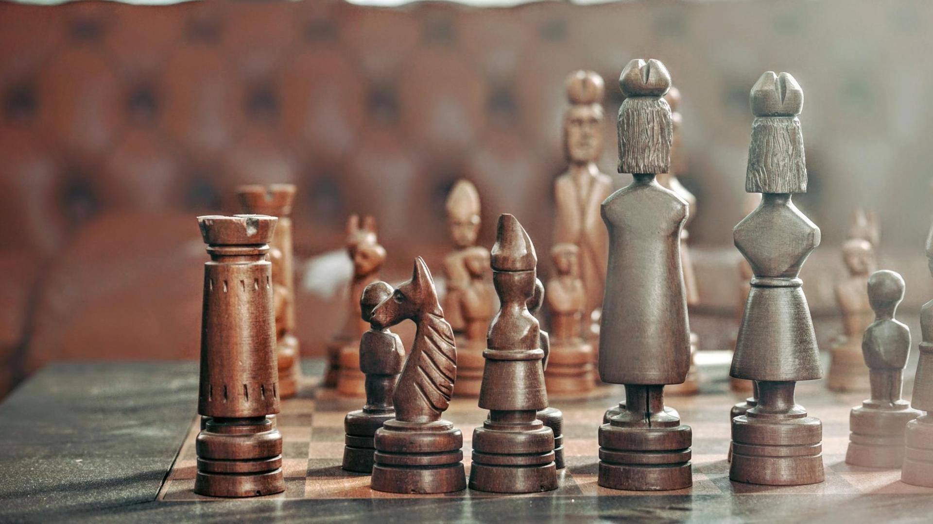 Schachfiguren aus Holz auf einem Schachbrett. Schachfiguren aus Holz auf einem Schachbrett.