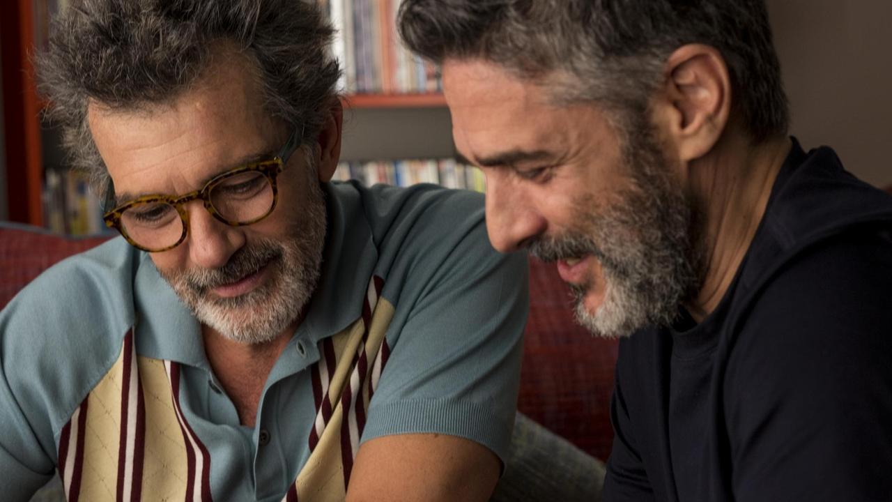 Die Schauspieler Antonio Banderas und Leonardo Sbaraglia lächeln gemeinsam während einer Filmszene freundschaftlicher Vertrautheit. Die Schauspieler Antonio Banderas und Leonardo Sbaraglia lächeln gemeinsam während einer Filmszene freundschaftlicher Vertrautheit.