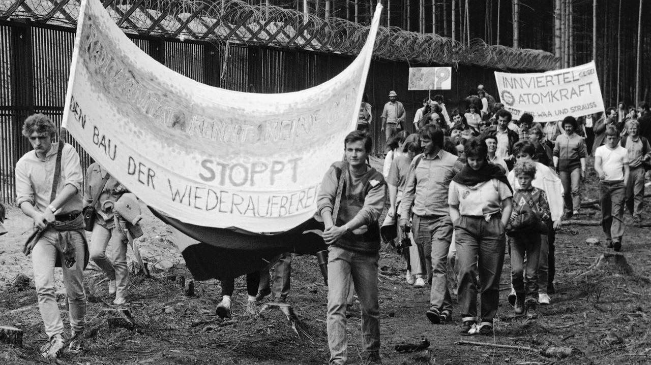 Protestierende gegen die atomare Wiederaufbereitungsanlage in Wackersdorf halten am 18. Mai 1986 Banner hoch. Protestierende gegen die atomare Wiederaufbereitungsanlage in Wackersdorf halten am 18. Mai 1986 Banner hoch.