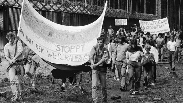 Protestierende gegen die atomare Wiederaufbereitungsanlage in Wackersdorf halten am 18. Mai 1986 Banner hoch.