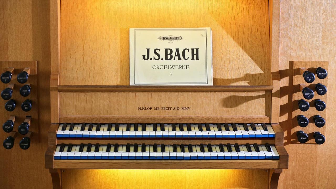 Noten von Johann-Sebastian Bach liegen auf einer modernen Orgel. Noten von Johann-Sebastian Bach liegen auf einer modernen Orgel.