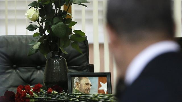 Blumen und ein Bild des verstorbenen kubanischen Revolutionsführers Fidel Castro in der kubanischen Botschaft in Moskau.