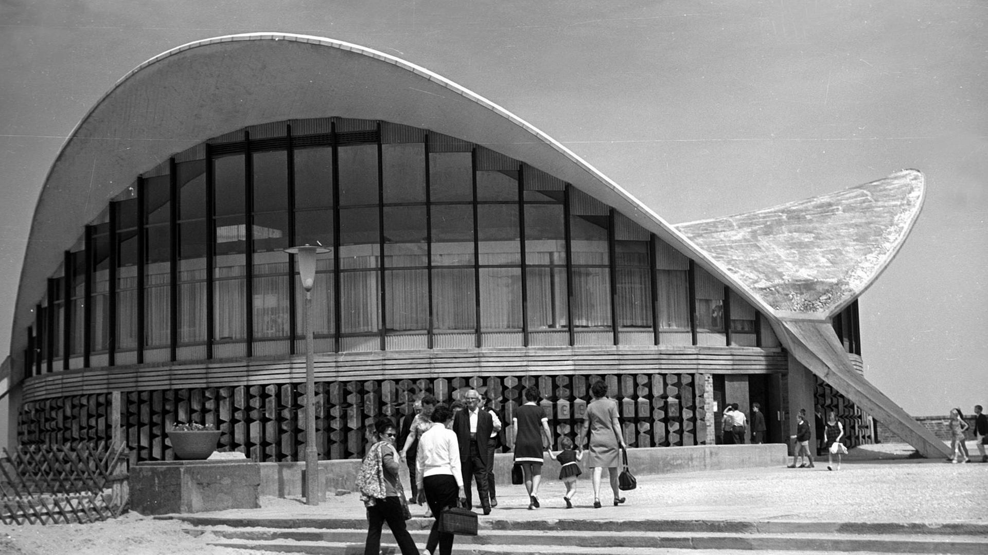 Das Restaurant Teepott und flanierende Passanten an der Strandpromenade Warnemünde 1973. Das Restaurant Teepott und flanierende Passanten an der Strandpromenade Warnemünde 1973.