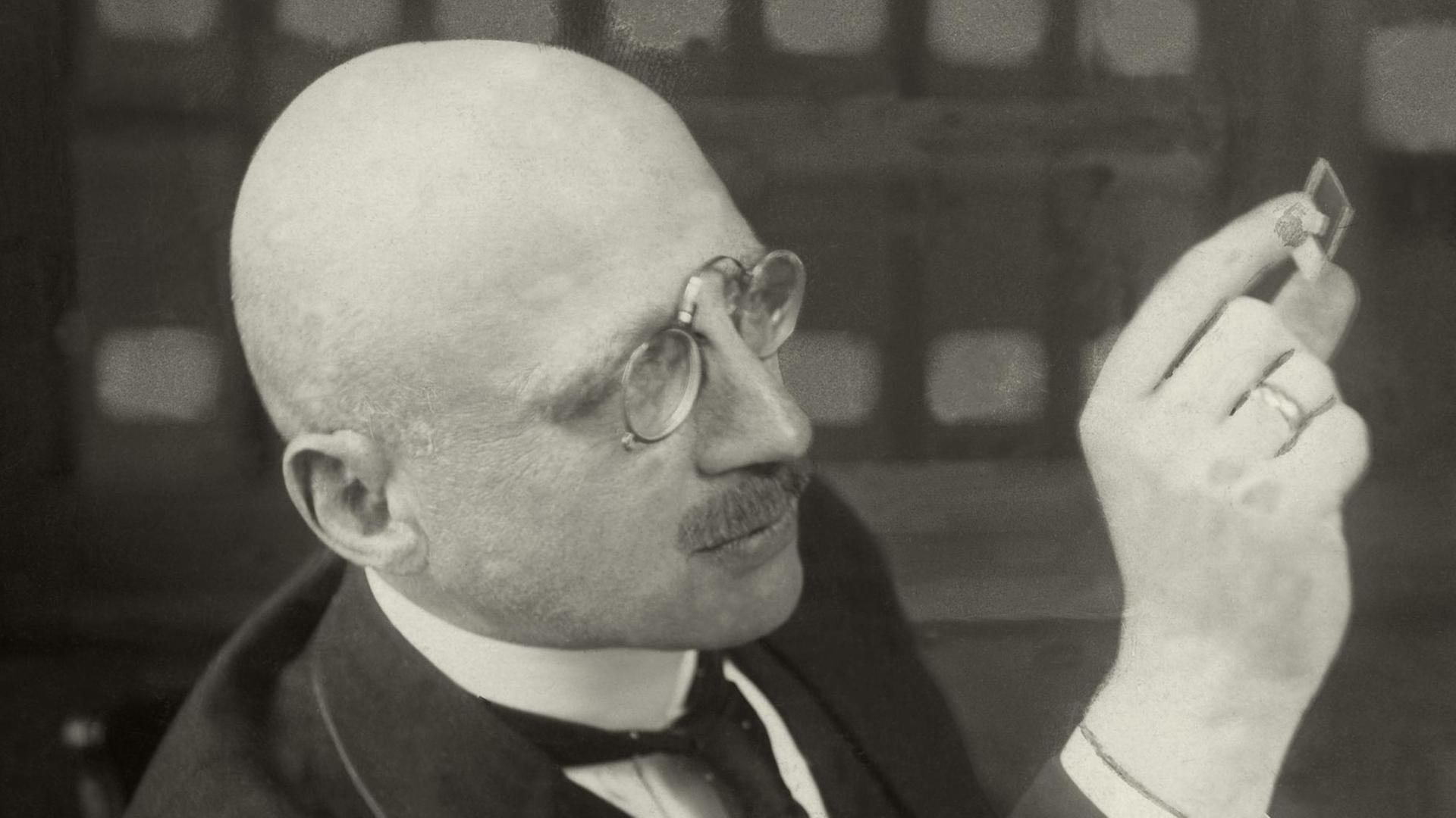 Fritz Haber auf einer Aufnahme datiert um 1918 Fritz Haber auf einer Aufnahme datiert um 1918