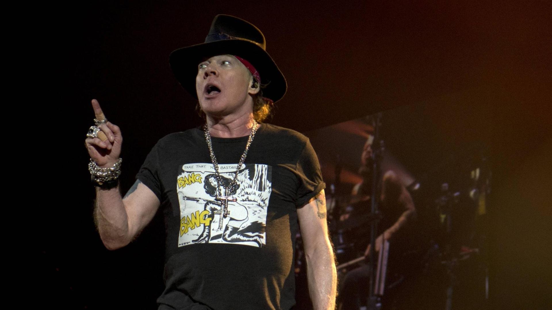 Sänger Axl Rose hebt den Zeigefinger auf der Bühne, er wollte nicht, dass Trump seine Musik für Wahlkampfaufritte nutzt. Sänger Axl Rose hebt den Zeigefinger auf der Bühne, er wollte nicht, dass Trump seine Musik für Wahlkampfaufritte nutzt.