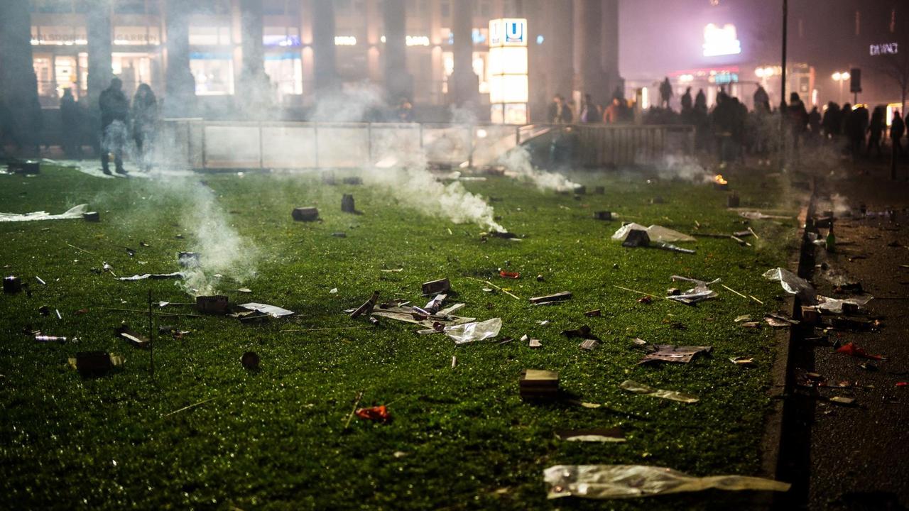 Einzelne Feuerwerkskörper qualmen umringt von Müll auf dem Stuttgarter Schlossplatz vor sich hin. Einzelne Feuerwerkskörper qualmen umringt von Müll auf dem Stuttgarter Schlossplatz vor sich hin.