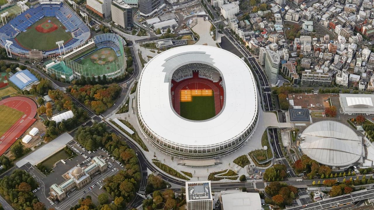 Luftaufnahme des Stadions in Tokio, im Innenraum ist ein Teil des Bodens hell erleuchtet. Luftaufnahme des Stadions in Tokio, im Innenraum ist ein Teil des Bodens hell erleuchtet.