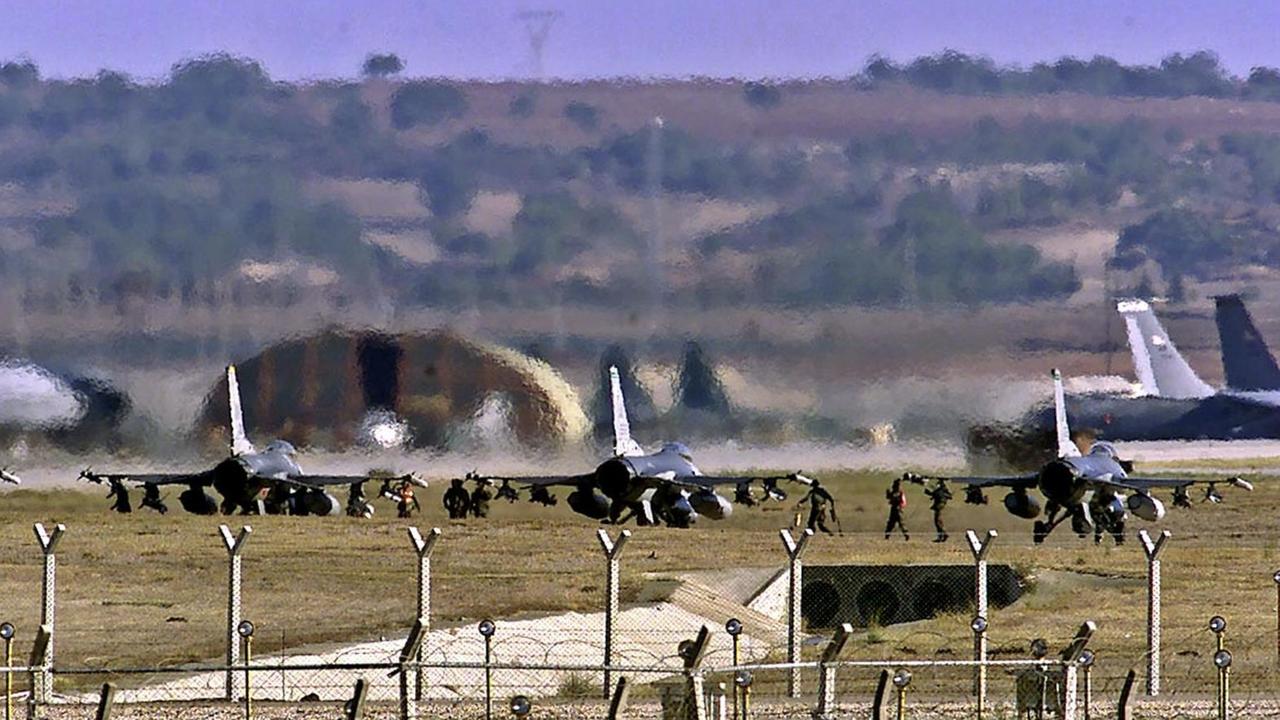 Militärflugzeuge stehen auf dem Flugplatz der Militärbasis Incirlik in der Türkei. Militärflugzeuge stehen auf dem Flugplatz der Militärbasis Incirlik in der Türkei.