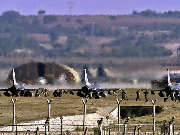 Militärflugzeuge stehen auf dem Flugplatz der Militärbasis Incirlik in der Türkei.