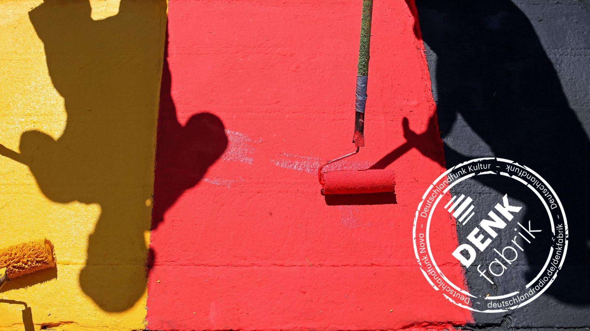 Helfer lackieren die so genannten Curbs (Kurvensteine) am 01.07.2015 in den Farben schwarz-rot-gold für den Motorrad Grand Prix Deutschland auf dem "Sachsenring" in Hohenstein-Ernstthal (Sachsen).