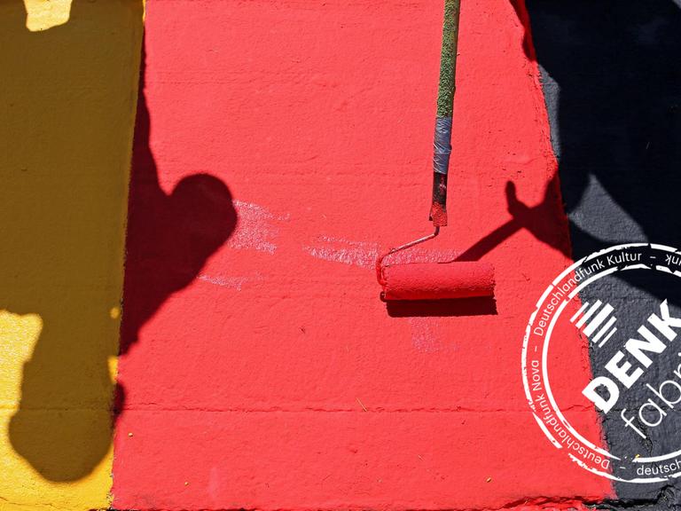 Helfer lackieren die so genannten Curbs (Kurvensteine) am 01.07.2015 in den Farben schwarz-rot-gold für den Motorrad Grand Prix Deutschland auf dem "Sachsenring" in Hohenstein-Ernstthal (Sachsen).