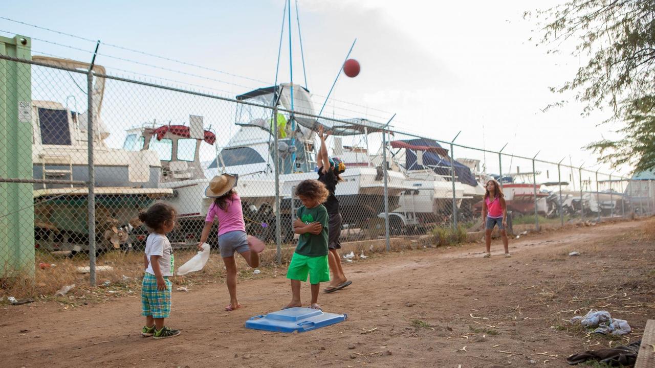 Spielende Kinder im Pu'uhonua - Camp Spielende Kinder im Pu'uhonua - Camp