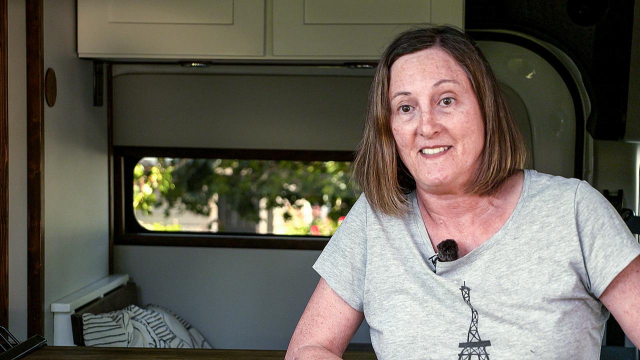 On the road - Tracy Kaplan muss mit ihrem fahrbaren Zuhause in vielen Gemeinden des Silicon Valley alle drei Tage umziehen. On the road - Tracy Kaplan muss mit ihrem fahrbaren Zuhause in vielen Gemeinden des Silicon Valley alle drei Tage umziehen.