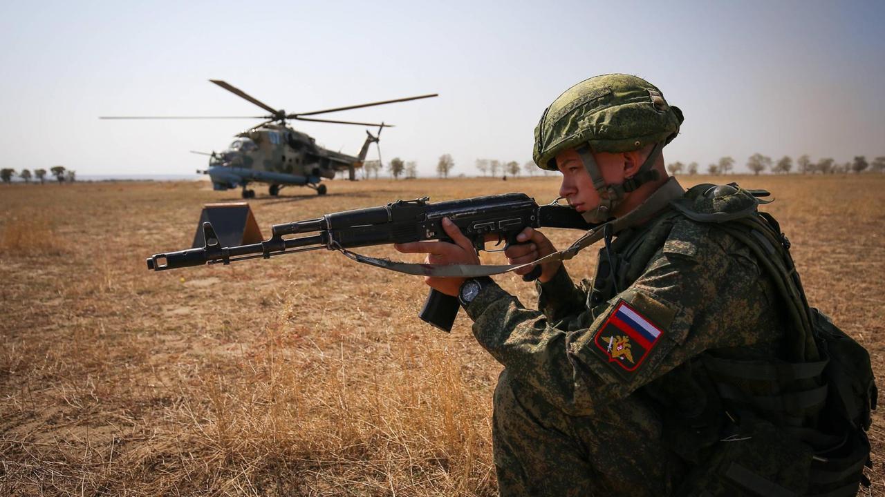 Ein Soldat während des Großmanövers von Russland und Weißrussland an der Ostflanke der EU. Ein Soldat während des Großmanövers von Russland und Weißrussland an der Ostflanke der EU.