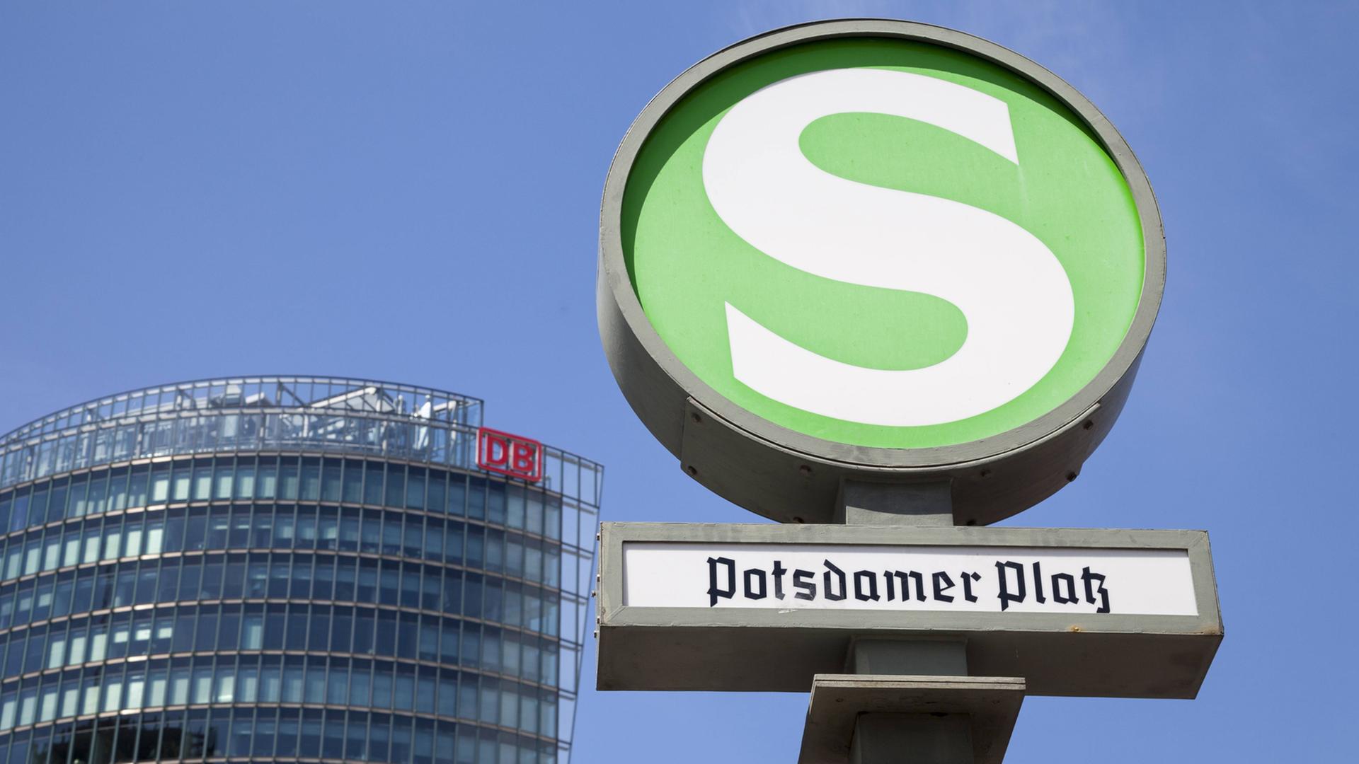 Hinweisschild der S-Bahn am Berliner Potsdamer Platz Hinweisschild der S-Bahn am Berliner Potsdamer Platz