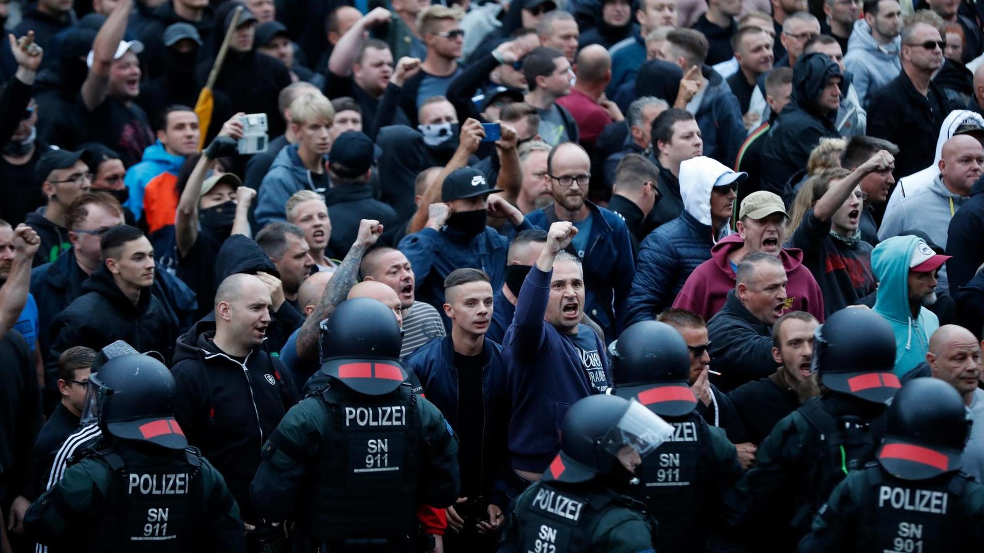 Demonstranten bei den Ausschreitungen in Chemnitz Demonstranten bei den Ausschreitungen in Chemnitz