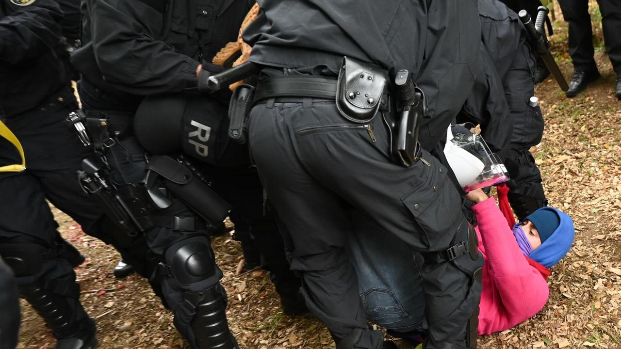 Polizeibeamte tragen am 05.10.2020 im Maulbacher Wald einen Gegner des Ausbaus der Autobahn 49 und der damit verbundenen Rodungen unter anderem in Dannenröder Forst in Hessen weg. Polizeibeamte tragen am 05.10.2020 im Maulbacher Wald einen Gegner des Ausbaus der Autobahn 49 und der damit verbundenen Rodungen unter anderem in Dannenröder Forst in Hessen weg.